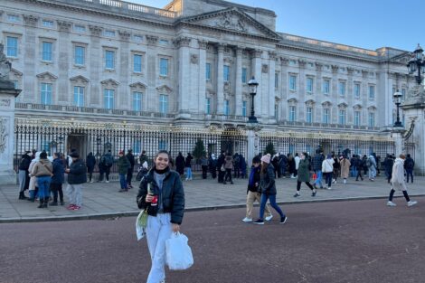 Eline Pellicano '24 standing outside of Buckingham Palace.